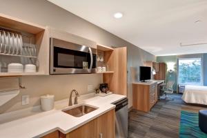 Home2 Suites By Hilton Tampa USF Near Busch Gardens電視和／或娛樂中心