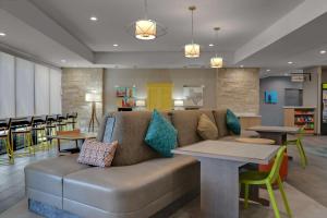 salon z kanapą, stołami i krzesłami w obiekcie Home2 Suites By Hilton Temple w mieście Temple
