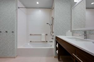 坦普尔Home2 Suites By Hilton Temple的带浴缸和水槽的浴室