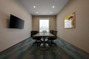 Home2 Suites By Hilton Temple的电视和/或娱乐中心