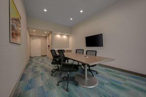 Home2 Suites By Hilton Temple的电视和/或娱乐中心