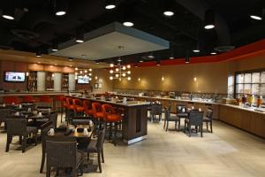 un restaurant avec des tables et des chaises ainsi qu'un bar dans l'établissement DoubleTree by Hilton Johnson City, à Johnson City