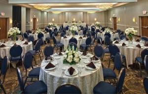uma configuração para um banquete num salão de baile com mesas e cadeiras em DoubleTree by Hilton Johnson City em Johnson City