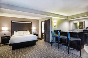 een hotelkamer met een bed, een bureau en stoelen bij DoubleTree by Hilton Johnson City in Johnson City