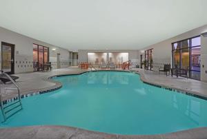 una gran piscina de agua azul en un edificio en Hampton Inn and Suites Robbinsville, en Robbinsville