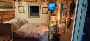 A bed or beds in a room at Cobblers Cabin