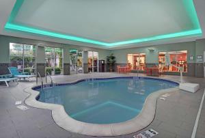 uma grande piscina num quarto de hotel em Homewood Suites by Hilton Hamilton, NJ em Hamilton