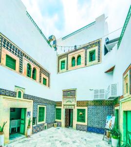 vista sul cortile di un edificio di Dar Badiaa a Sousse