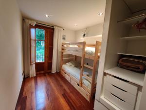 a room with two bunk beds and a window at Casa in Artea