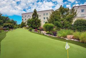 um campo de golfe em frente a um edifício em Homewood Suites by Hilton Hamilton, NJ em Hamilton