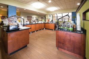 a restaurant with a kitchen with a food counter at Hampton Inn Tulsa/Broken Arrow in Broken Arrow