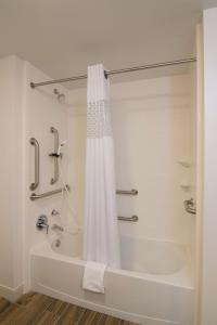 y baño con ducha y cortina de ducha. en Hampton Inn & Suites Tulsa Downtown, Ok en Tulsa