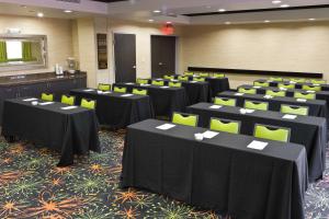 sala konferencyjna z czarnymi stołami i żółtymi krzesłami w obiekcie Hampton Inn and Suites Tulsa Central w mieście Tulsa