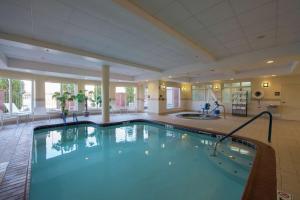 a large swimming pool in a hotel room at Hilton Garden Inn Tupelo in Tupelo