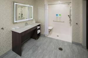 OwassoHome2 Suites by Hilton Owasso的带水槽和淋浴的浴室