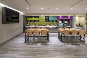 Home2 Suites by Hilton Owasso的电视和/或娱乐中心