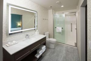 Home2 Suites by Hilton Owasso的一间浴室