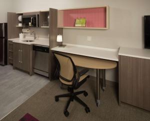 Home2 Suites by Hilton Owasso的厨房或小厨房