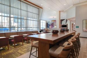 comedor grande con mesa grande y sillas en Home2 Suites By Hilton Tucson Downtown, en Tucson