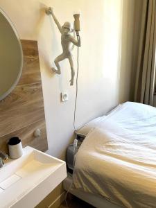 Ένα ή περισσότερα κρεβάτια σε δωμάτιο στο Appartement avec vue sur château - Metz