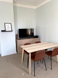 Μια τηλεόραση ή/και κέντρο ψυχαγωγίας στο Appartement avec vue sur château - Metz