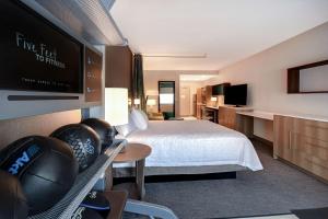 TV a/nebo společenská místnost v ubytování Home2 Suites By Hilton Tucson Downtown