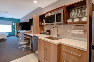 Kuchyň nebo kuchyňský kout v ubytování Home2 Suites By Hilton Tucson Downtown