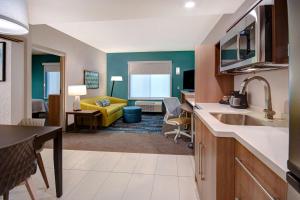 Kuchyň nebo kuchyňský kout v ubytování Home2 Suites By Hilton Tucson Downtown