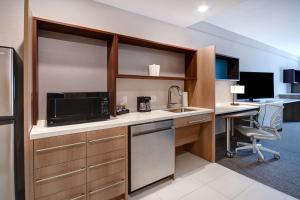 Kuchyň nebo kuchyňský kout v ubytování Home2 Suites By Hilton Tucson Downtown