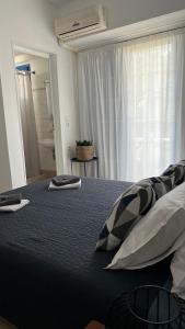 LivadiaにあるElefanti Naniのベッドルーム1室(大型ベッド1台、枕付)