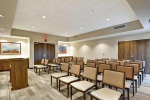 een vergaderzaal met stoelen en een podium en een scherm bij Hampton Inn & Suites Tucson Marana in Marana