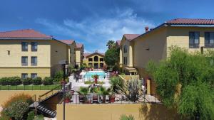 a building with a courtyard with a swimming pool at Hampton Inn & Suites Tucson Mall in Tucson