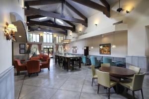 een restaurant met tafels en stoelen in een kamer bij Hampton Inn & Suites Tucson Mall in Tucson