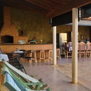 un restaurant avec un bar avec tables et chaises dans l'établissement Casa em Olímpia - Recanto Gonçalves, à Olímpia 12 autres photos
