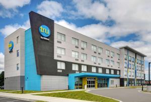 Un edificio de oficinas con el cartel de Intel. en Tru By Hilton Gaylord, Mi, en Gaylord
