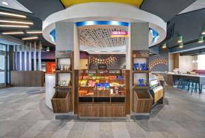uma loja com um balcão de comida num centro comercial em Tru By Hilton Gaylord, Mi em Gaylord