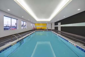 una piscina de agua azul en un edificio en Tru By Hilton Gaylord, Mi, en Gaylord