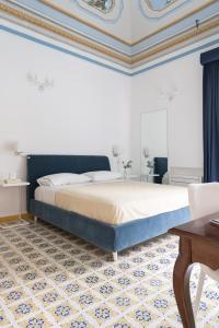 1 dormitorio con 1 cama grande y 1 mesa en Residenza Amalphia, en Amalfi