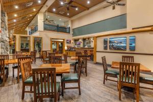 un restaurant avec des tables et des chaises en bois dans l'établissement Hilton Vacation Club Lake Tahoe Resort South, à South Lake Tahoe