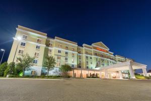 a hotel building with a parking lot in front of it at Hampton Inn & Suites - Vicksburg in Vicksburg