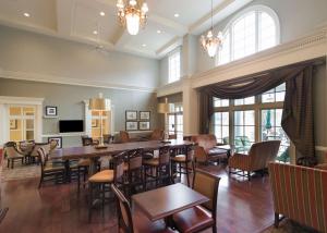 une salle à manger avec une grande table et des chaises dans l'établissement Hampton Inn & Suites - Vicksburg, à Vicksburg