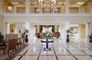 een lobby met een kroonluchter en een tafel in het midden bij Hampton Inn & Suites - Vicksburg in Vicksburg