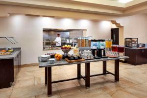 - une cuisine avec une table et de la nourriture dans l'établissement Hilton Garden Inn Valencia Six Flags, à Valencia
