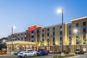 een hotel met auto's geparkeerd op een parkeerplaats bij Hampton Inn & Suites Mary Esther-Fort Walton Beach, Fl in Mary Esther