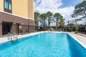 una piscina frente a un edificio en Hampton Inn & Suites Mary Esther-Fort Walton Beach, Fl en Mary Esther