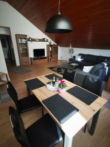 uma sala de estar com uma mesa e um sofá em Ferienwohnung Anneliese em Leutenbach