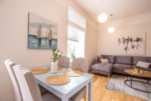 - un salon avec une table et un canapé dans l'établissement Lossi 32 Cozy Apartment, à Tartu