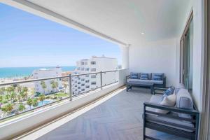 balcón con sofá y vistas al océano en Casa Blanca Golf Villas en Puerto Peñasco
