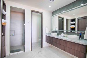 uma casa de banho com 2 lavatórios e um espelho grande em Casa Blanca Golf Villas em Puerto Peñasco
