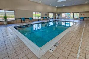 una gran piscina en una habitación de hotel en Hampton Inn Dumfries/Quantico en Dumfries